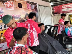 Semarakkan HUT RI, Ratusan Warga Kobar Rela Antre Cukur Rambut Gratis