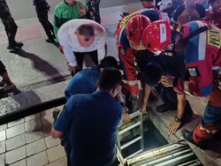 Aksi Damkar Selamatkan HP Warga di Tengah Meriahnya Malam Merdeka Bundaran HI