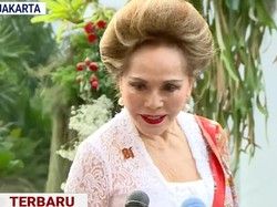 Gaya Dewi Soekarno di Usia 86, Pakai Lipstik Merah Ikut Upacara HUT RI