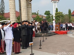 Lucky Hakim Nyaris Dipeluk ODGJ Saat Upacara HUT RI di Indramayu