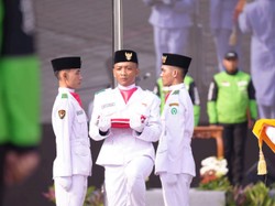 Driver Gojek Kibarkan Merah Putih, Pertama & Satu-Satunya di Indonesia