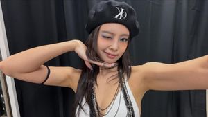Gaya Jennie BLACKPINK Tampil di Jepang, Pakai Koleksi Vintage Calvin Klein