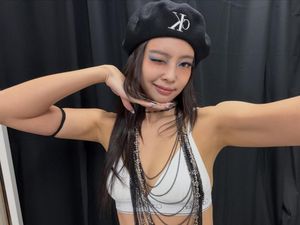 Gaya Jennie BLACKPINK Tampil di Jepang, Pakai Koleksi Vintage Calvin Klein