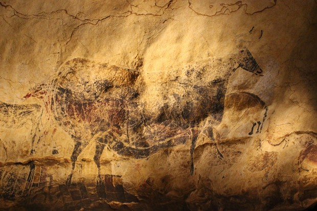 Gua Lascaux termasuk tempat terlarang di dunia karena akses wisata dapat mengganggu ekosistem gua dan mengancam kelestarian lukisan prasejarah yang berusia ribuan tahun.