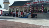 Ikut Panas-panasan, Bobby Pimpin Upacara HUT Ke-81 RI di Luar Pendopo Astaka