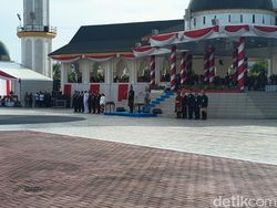 Ikut Panas-panasan, Bobby Pimpin Upacara HUT Ke-81 RI di Luar Pendopo Astaka
