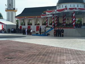 Ikut Panas-panasan, Bobby Pimpin Upacara HUT Ke-81 RI di Luar Pendopo Astaka