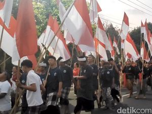 Gema Baleganjur dan Lautan Api Iringi Merah Putih di Mengwi