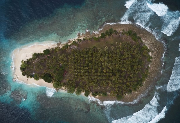 Pulau North Sentinel merupakan salah satu tempat terlarang di dunia yang tertutup untuk orang luar demi melindungi masyarakat Sentinelese dan mempertahankan kehidupan mereka yang terisolasi.