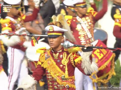 Isra Mashel Pimpin Drum Corps Pelopor Cenderawasih di Kirab Bendera Merah Putih