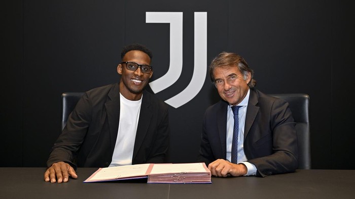 Juventus secara resmi sudah mendapatkan Jhon Lucumi dari Bologna. Pemain asal Kolombia itu dikontrak sampai Juni 2030.