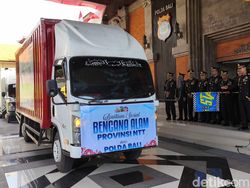 Polda Bali Kirim 5 Truk Kontainer Bantuan untuk Korban Gempa NTT