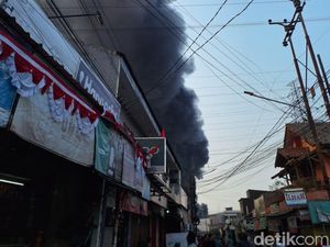 Video Kebakaran Pabrik di Bekasi Utara, Asap Hitam Membubung