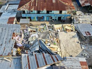 Video Kisah Nenek Lindungi Cucu saat Gempa NTT, Keduanya Terluka