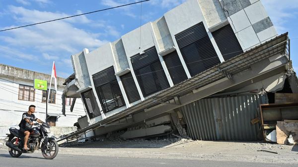 Potret Kerusakan Bangunan di Reo Pascagempa 7,7 Magnitudo