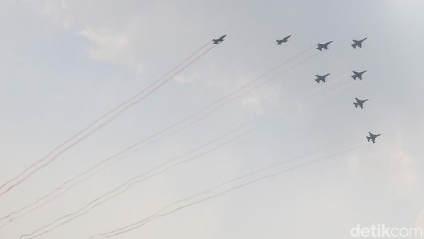 Atraksi Pesawat dan Helikopter Meriahkan HUT ke-81 RI di Langit Jakarta