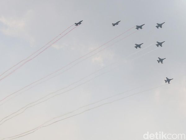 Atraksi Pesawat dan Helikopter Meriahkan HUT ke-81 RI di Langit Jakarta