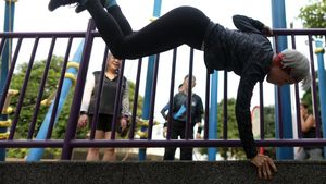 Foto: Lansia di Singapura Latihan Parkour Biar Tetap Bugar di Usia Senja