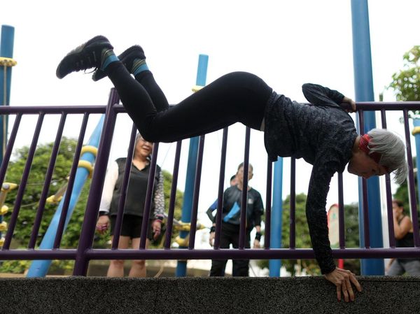 Foto: Lansia di Singapura Latihan Parkour Biar Tetap Bugar di Usia Senja