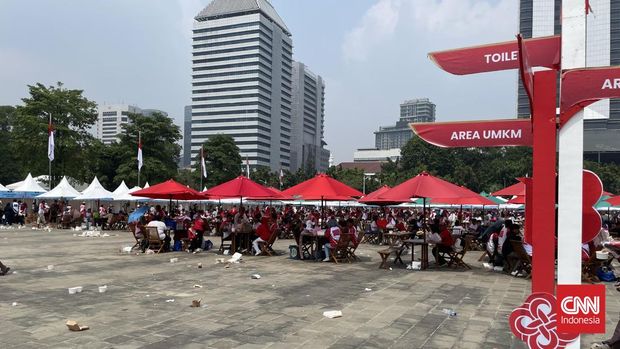 Banyak masyarakat memadati kawasan Monumen Nasional (Monas) di acara Pesta Rakyat HUT ke-81 RI untuk berburu kuliner dari Usaha Mikro, Kecil, Menengah (UMKM), Senin (17/8).Sekitar 1.200 pelaku UMKM binaan Pemerintah Provinsi DKI Jakarta dan Kementerian UMKM berpartisipasi dalam pembagian makanan dan minuman gratis kepada masyarakat tersebut.