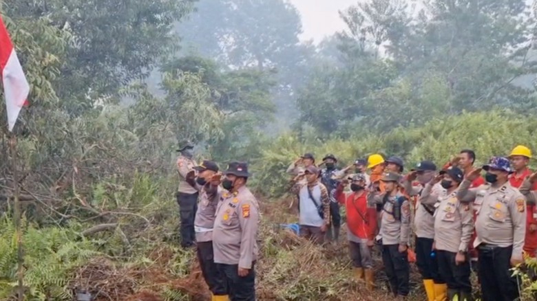 Momen Khidmat Pengibaran Merah Putih di Tengah Asap Karhutla Pelalawan