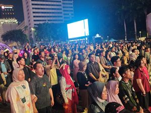 Momen Khidmat Warga Nyanyi Indonesia Raya dalam Perayaan HUT Ke-81 RI di HI