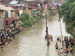 Warga Kampung Aur Ungkap Alasan Gelar Panjat Pinang di Sungai Deli saat HUT RI