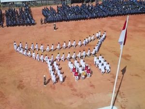 Paskibra Tana Toraja Bentuk Formasi Rumah Adat Tongkonan Saat Upacara HUT RI