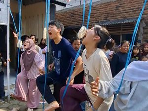 Meriahkan HUT RI, Pelajar Jepang Ikut Lomba Makan Kerupuk di Serang