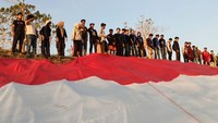 Bendera Merah Putih Sepanjang 100 Meter Berkibar di Gunung Palateang Pinrang