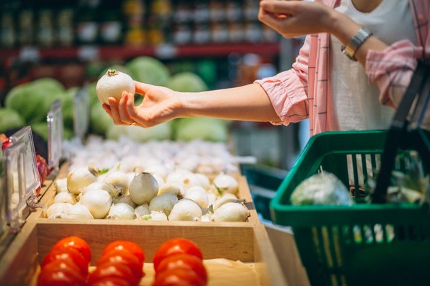 Backwards shopping merupakan metode belanja yang dimulai dengan mengecek stok makanan di rumah, menyusun menu dari bahan yang tersedia, lalu membeli bahan yang masih kurang.
