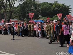 Pengibaran Bendera Merah Putih, Warga di Depan Istana Kompak Hormat