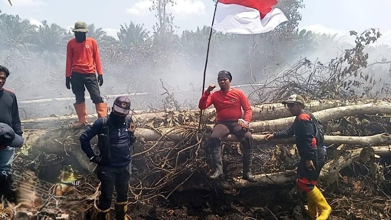 Karhutla Berkobar di Hari Kemerdekaan, Petugas Nyanyikan Indonesia Raya