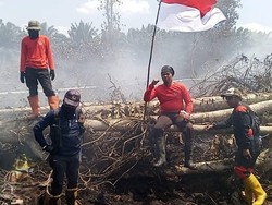 Karhutla Berkobar di Hari Kemerdekaan, Petugas Nyanyikan Indonesia Raya