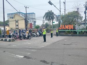 Kala Pengendara Berhenti Sejenak Saat Detik-detik Proklamasi