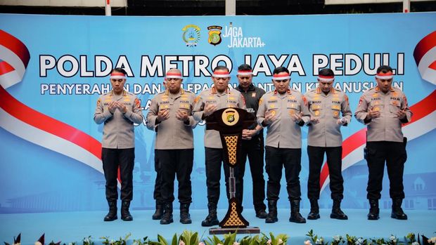 Polda Metro Kirim 12 Truk Bantuan Kemanusiaan untuk Masyarakat Terdampak Gempa NTT Polda Metro Jaya mengirim 12 truk bantuan kemanusiaan untuk masyarakat terdampak gempa bumi di Nusa Tenggara Timur (NTT), Senin (17/8). Pengirim bantuan ini dilepas langsung oleh Kapolda Metro Jaya Komjen Asep Edi Suheri.