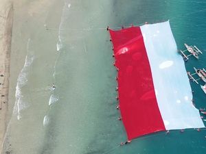 Aksi Polres Boalemo Bentangkan Merah Putih 40x20 Meter di Laut