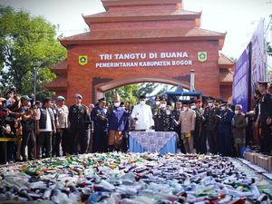HUT Ke-81 RI, Polres Bogor Musnahkan Jutaan Butir Obat Keras-Ribuan Botor Miras