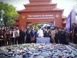 HUT Ke-81 RI, Polres Bogor Musnahkan Jutaan Butir Obat Keras-Ribuan Botor Miras