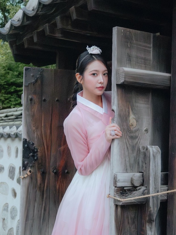 Yeri Red Velvet merayakan hari kemerdekaan Korea dengan mengenakan potret terbaru mengenakan hanbok dalam kunjungannya mengenang sejarah di kawasan rumah hanok.