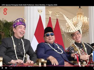 Momen Prabowo Diapit Jokowi dan Gibran Ngobrol saat Upacara HUT RI di Istana