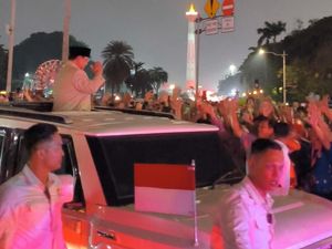 Momen Prabowo Beri Hormat dan Sapa Warga Usai Hadiri Karnaval Malam Merdeka