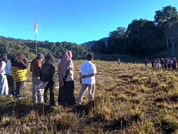 Khidmat Upacara HUT ke-81 RI dari Ketinggian 1.700 Mdpl Savana Propok