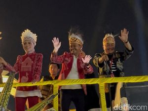 Ragam Karnaval Malam Merdeka: Bahlil Bertopi Rumbai, Bos BGN Bagi Kotak Makan