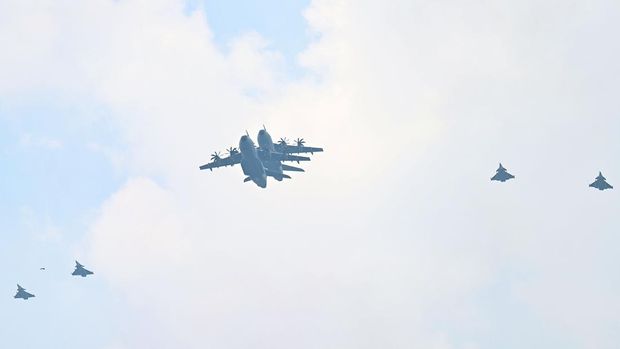 Rangkaian Upacara Peringatan Detik-Detik Proklamasi di Jakarta Pesawat angkut A400M dan empat jet Rafale dari TNI AU membentuk formasi saat terbang usai Upacara Peringatan Detik-Detik Proklamasi Kemerdekaan ke-81 Republik Indonesia di Istana Merdeka, Jakarta, Senin (17/8/2026). HUT Kemerdekaan Ke-81 RI tersebut mengangkat tema