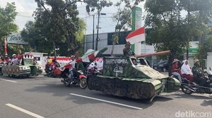 Semarak HUT Ke-81 RI, Warga Medan Konvoi Bawa Replika Alutsista