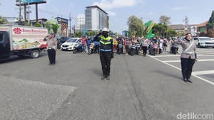Momen Polisi Sidoarjo Ajak Pengendara Peringati Detik-detik Proklamasi