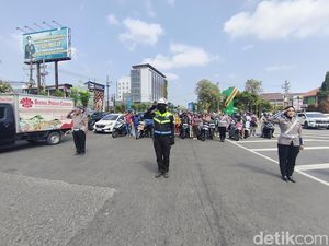 Momen Polisi Sidoarjo Ajak Pengendara Peringati Detik-detik Proklamasi