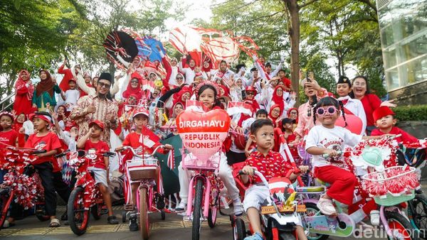 Semarak Pawai Kemerdekaan Warga Warnai Kawasan Dukuh Atas