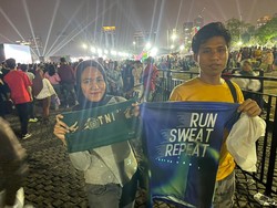 Senangnya Warga Dapat Handuk hingga Kaus di Karnaval Malam Merdeka